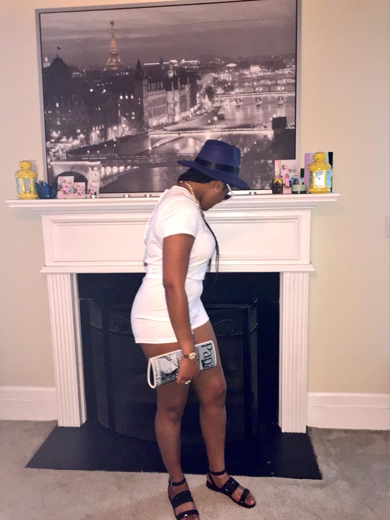 _AbLashae's tweet photo. No ass only titties #nickiconcert #futurehat๐ http://t.co/DrqQFDtv4o