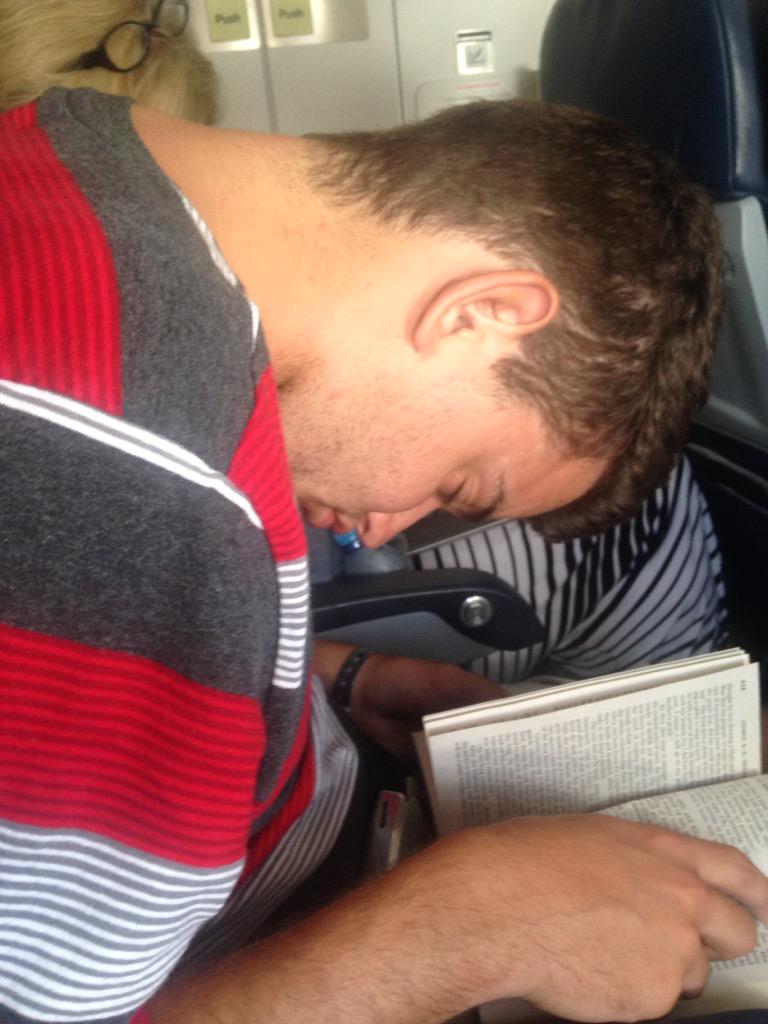 danagordon__'s tweet photo. #happynationalsisterday #comfortable #cutesleeper #cute #cool #thispicturemakesmelaughalot #laughing #sisters http://t.co/67OLPqiYJm