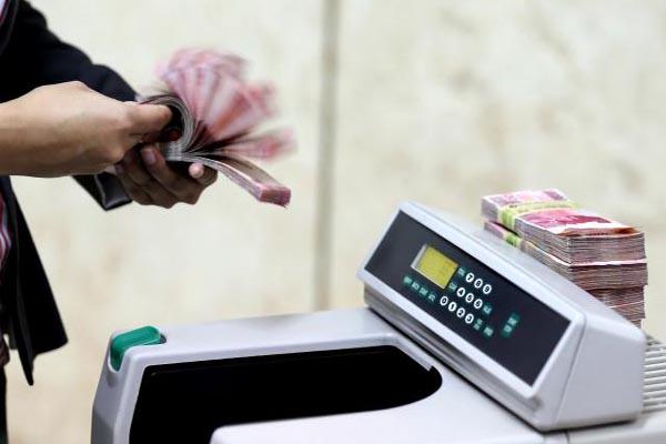 Bisniscom's tweet photo. KURS RUPIAH 3 AGUSTUS: Rupiah Naik Tipis 28 Poin, Balik Lagi ke Atas Rp13.500 http://t.co/cPbzrKYwN2 http://t.co/hwaj3VYm0O