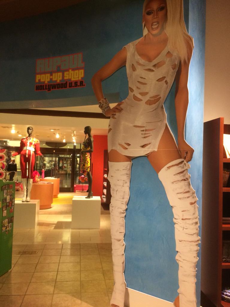 GeorginaCross's tweet photo. “@jeffsomething: @IAmPippaEvans I went to buy your present today http://t.co/KgsZjKbTGM” why done we live in America @EmilyCrossdale