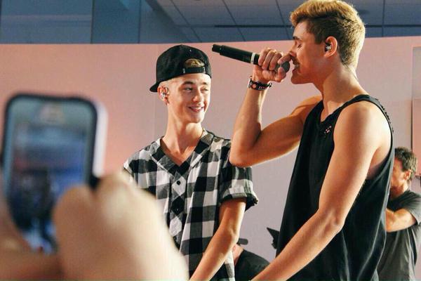 KnowinglyDrew's tweet image. Goodnight leaving you with these hot successful nerds that make me incredibly happy #OGOC