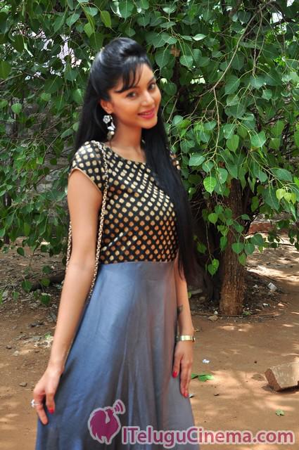 TeluguOdu's tweet photo. @SanamShetty Latest Stills - http://t.co/nrnjqHDnxW RT http://t.co/CQGkSxzKcR