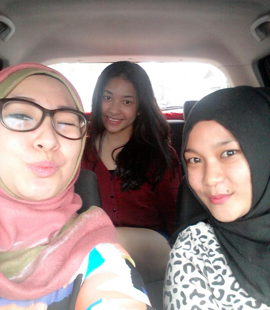 ReniMait's tweet photo. On our way to radiooossss! Bawa Mba @IsmiXFI Sabar sabar yaa @intandhaan http://t.co/Fc5PKpkwre