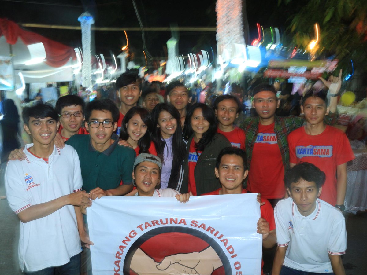 hanumsujana's tweet photo. #SarijadiCulinaryNight kreasi anak2 muda KarangTaruna RW05 @kartasama_ dan Pengurus RW05 Sarijadi, #Bandung. #nampang http://t.co/607LOXDTNb