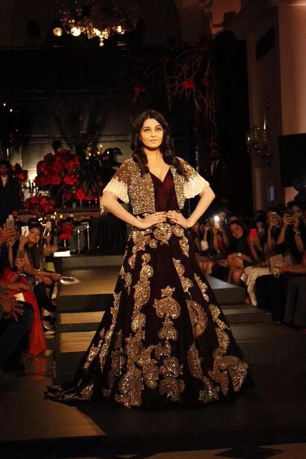 bombaytimes's tweet photo. Every bit just as gorgeous! The diva walks the ramp again! What a beauty! #AishwaryaRaiBachchan #AICW2015 http://t.co/aDvX0jBcpK