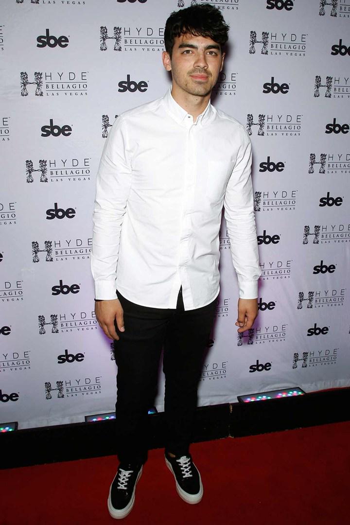 BritishGQ's tweet photo. .@joejonas shows you how to make trainers look smart: http://t.co/XJ0cIJLMRJ http://t.co/xFFAvAATob
