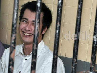 mb0nkss's tweet photo. Ini lagi !!!"@detikcom: Eza Gionino Pakai Sabu-sabu Sejak 6 Bulan Lalu http://t.co/GUKEOqv8Ls via @detikhot http://t.co/vPVwBqetSZ"