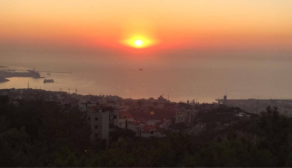 غياب الشمس في بيروت ومع كل غروب يغرب يوم من عمرنا