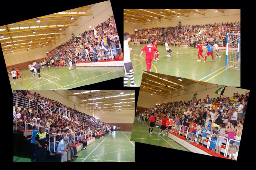 •COMUNICADO OFICIAL•
Presentamos nuestra campaña de abonados para la TEMP 15/16 ,con el lema: "ESTAMOS EN TUS MANOS"