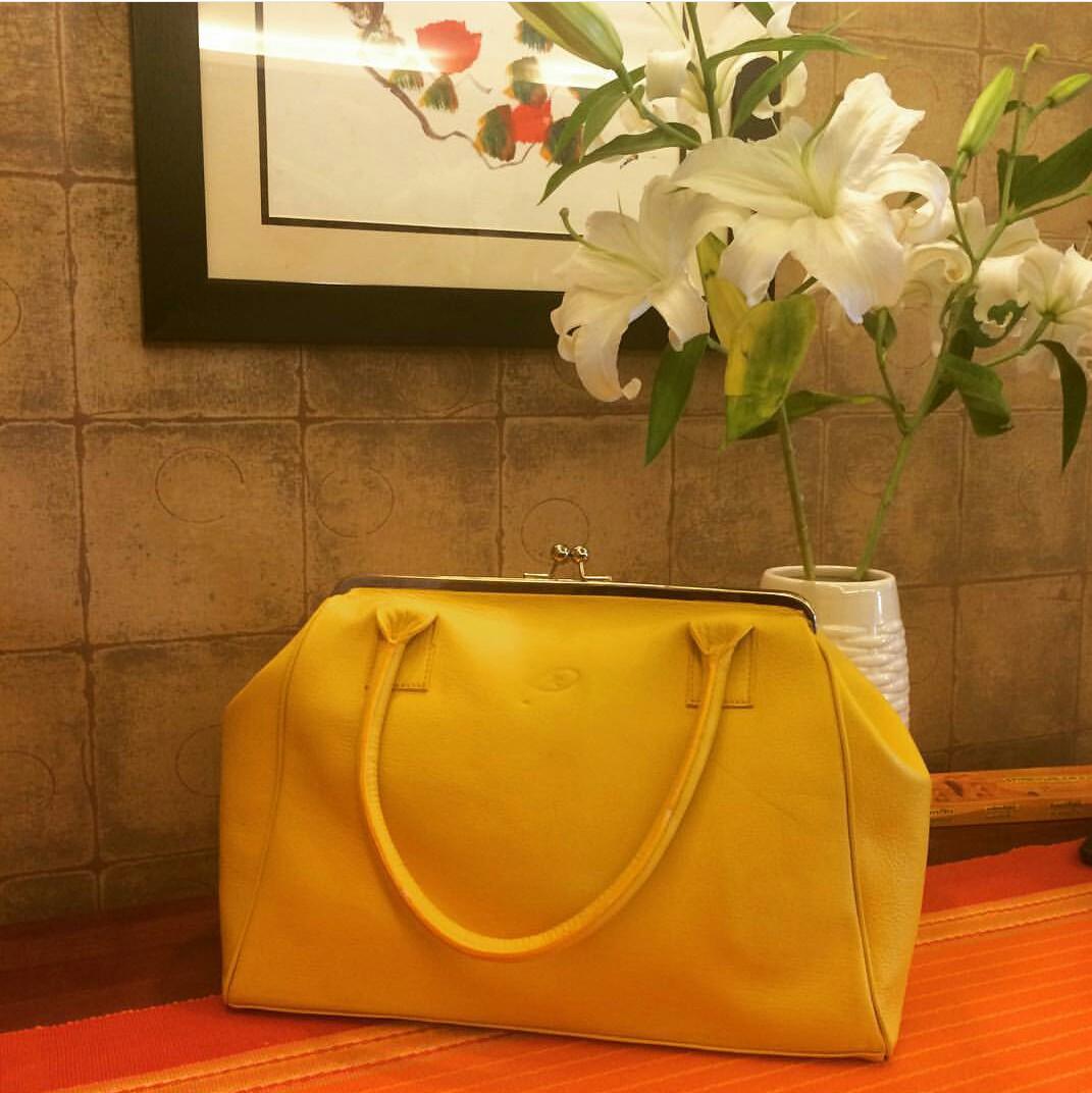 StudioPinwheel's tweet photo. Replace the 'Blues' with Yellow this Monday with this irresistible Canary yellow framed tote. #pinwheelinspire http://t.co/UKubpnGijb