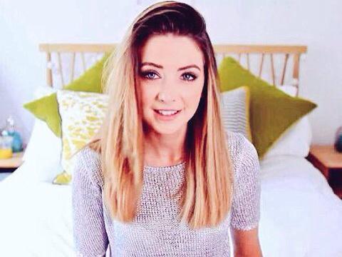 PhoebexOfficial's tweet photo. OMG ZOE IN HER NEW VIDEO HELP MEEE SHE LOOKS INCREDIBLY GORGEOUS 💓💓💓😆 new lock and home screen right here ⬇️ http://t.co/uO5E7iC3sI