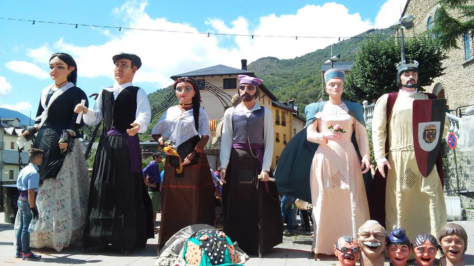 [GALERIA DE FOTOS] Cercavila de FESTA MAJOR de Sort 2015

catalunyafm.com/pallarssobira/…