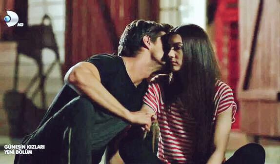 Sadece Arkadaşız Temalı Fotoğrafımızıda Şuraya Koyalım😎😊 #SavNaz #gunesinkizlari