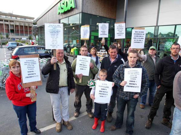 northwaleslive's tweet photo. Angry farmers descend on Tesco distribution centre as lamb price protests escalate http://t.co/dS2jKC4O2Q http://t.co/KTjtw0WUmm