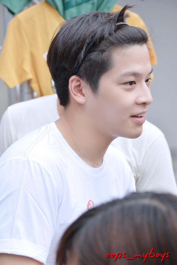marchubth's tweet photo. cr twit:Oops_myboys [PIC] 020815 - @ marchutavuth at Celeb Street http://t.co/taOijXjMrQ