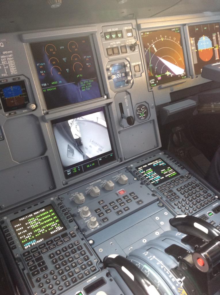 aviknowledge's tweet photo. ก๊อกๆๆๆ...ใครอยู่หน้าประตู?

ในส่วนหน้าประตูห้องนักบินนั้นจะมีกล้องอยู่นะครับ เพื่อดูสภาพภายนอกบริเวณห้องโดยสารครับ http://t.co/i7uSA7BCjs