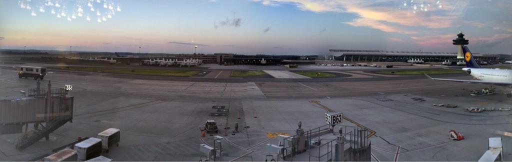 pouerapp's tweet photo. @Dulles_Airport thought you'd enjoy this panoramic picture of Dulles at dusk!  #PouerUp http://t.co/eufK7DMVkV