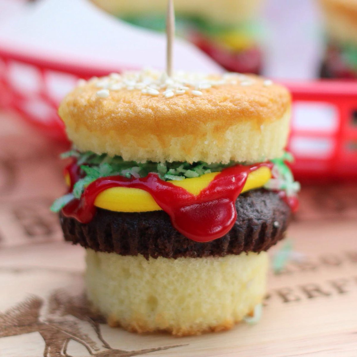 Vi är på barnkalas och Becky bjuder på hamburgarmuffins! dagensmuffin.se/sv/recept/hamb…