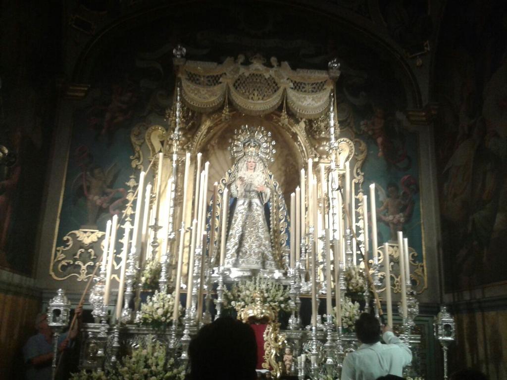 Virgen de los Ángeles de la @Hdadlosnegros en la noche de ayer. (vía: <a href="/VictorSanzh/">b</a> @Miguel15Hurtado )