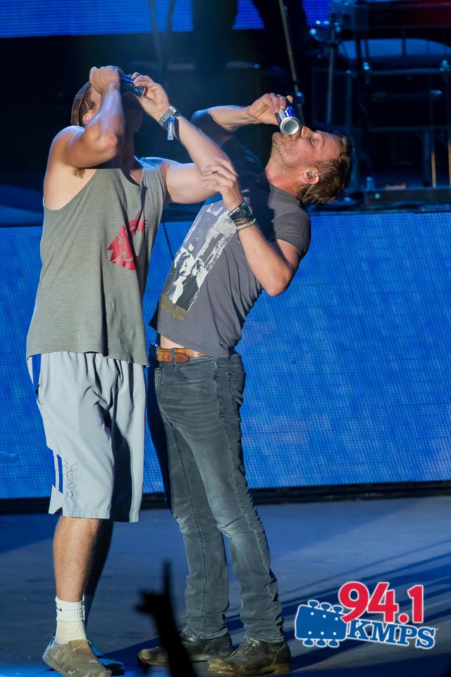 emma941seattle's tweet photo. You know it's #watershed when @DierksBentley shotguns a beer on stage! #Cougars #KMPSsummer (photo by @dcongerphoto) http://t.co/exanMAiHdZ