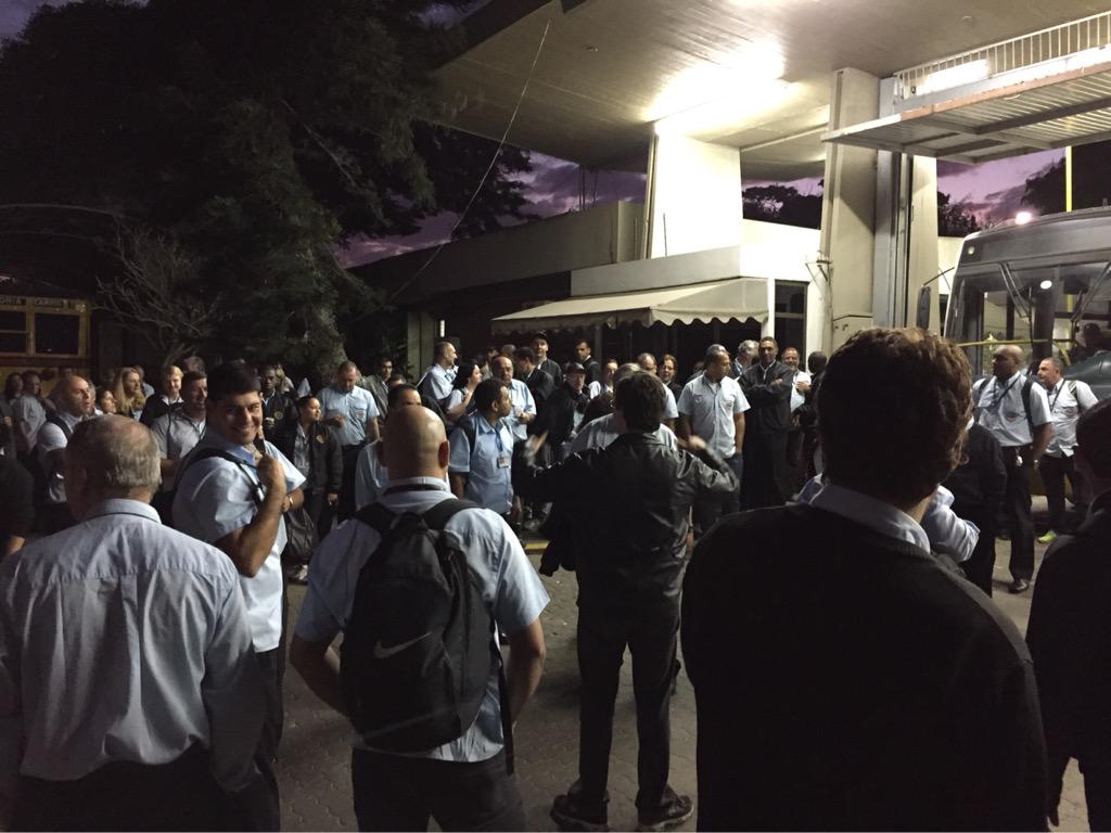 gzhdigital's tweet photo. RT @andremags: Funcionários da Carris dão início à assembleia para decidir até quando mantêm a paralisação http://t.co/gIkgXPzUtY