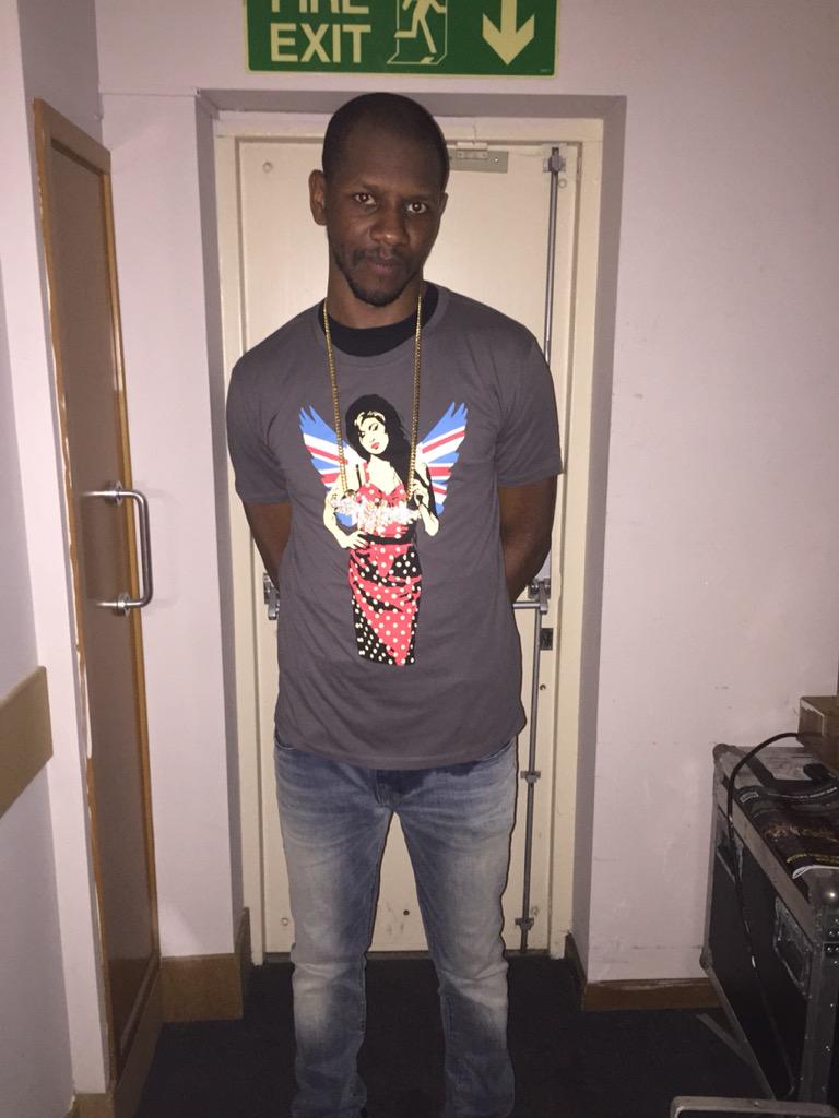 AmysFoundation's tweet photo. Here's @officialgiggs in our Amy tshirt available for 10 days each sale supports our work http://t.co/0xtPoKagEy RT x http://t.co/KhsknDfVHl