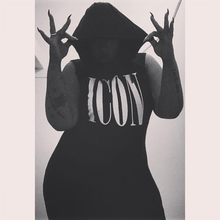 Damn_Ms_Stacks's tweet photo. Never be plain...BE ICONIC!!!
#NeverDull #masterpiece #FuxkYouImAPrincess http://t.co/0GjA1FedF8