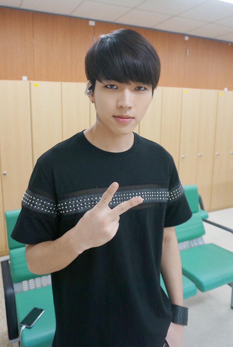 Official_IFNT's tweet photo. [#INFINITE] #인스피릿 의 월요일을 위한 #우현 이의 아이컨텍 사진+_+ 우현군과 눈 맞추며 월요병을 날려보세요! #무대를준비하는_멋진남자 #생머리_쓸어올리는_상남자 http://t.co/3fxdd1zWdD