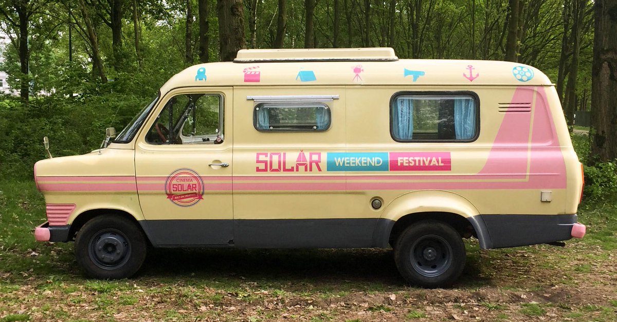3FM's tweet photo. Hoe is het om een zomer lang te toeren in de @Solarweekend-camper? Filmpje: http://t.co/qa9VXWSD6r #3FM #Solar15 http://t.co/3QKnD8ER66