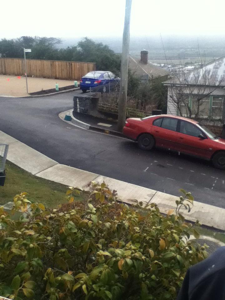 Krissybabe99's tweet photo. Had my first experience of snow falling today! #Australia #Tasmania #Launceston #Snow #AwwYisss #Home❄⛄☁🌁 http://t.co/z31E51a8F6