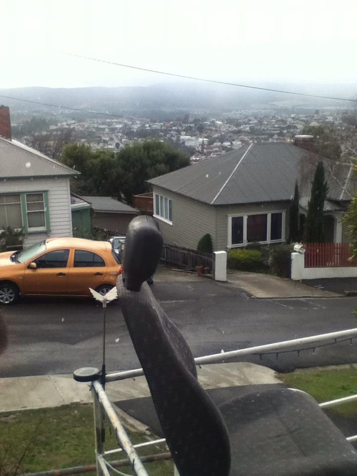 Krissybabe99's tweet photo. Had my first experience of snow falling today! #Australia #Tasmania #Launceston #Snow #AwwYisss #Home❄⛄☁🌁 http://t.co/z31E51a8F6
