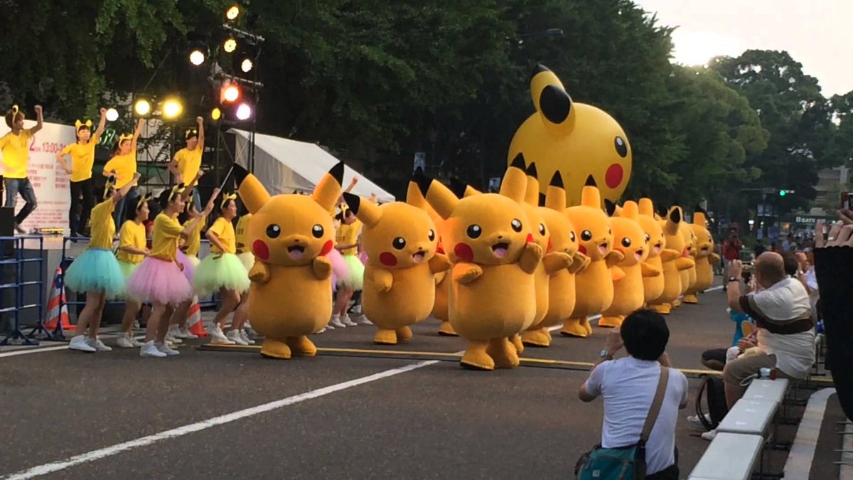 microsiervos's tweet photo. «Como el baile de ‘Los pajaritos’ pero a lo bestia»: un desfile de pikachus #Frikismo http://t.co/UykcEv3H3V http://t.co/8kNg2zzkZf