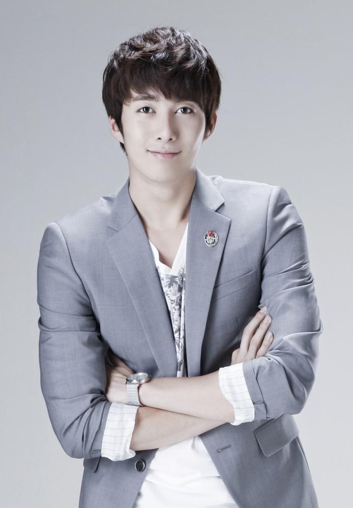 Happy 28th birthday Kim Hyung-jun, member paling muda SS501. Stay young! 