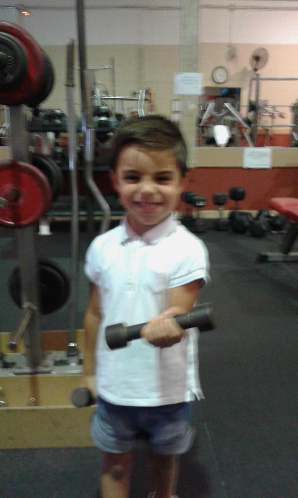 cristianMerche's tweet photo. Com mi ayudante personal jajaj http://t.co/UXQ2sjQxKP
