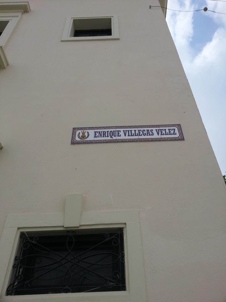 Karnavaleros's tweet photo. Ir por Ayamonte paseando y encontrarte esto... Que grande Don Enrique Villegas! #carnaval365 http://t.co/vu7KafHqZ8