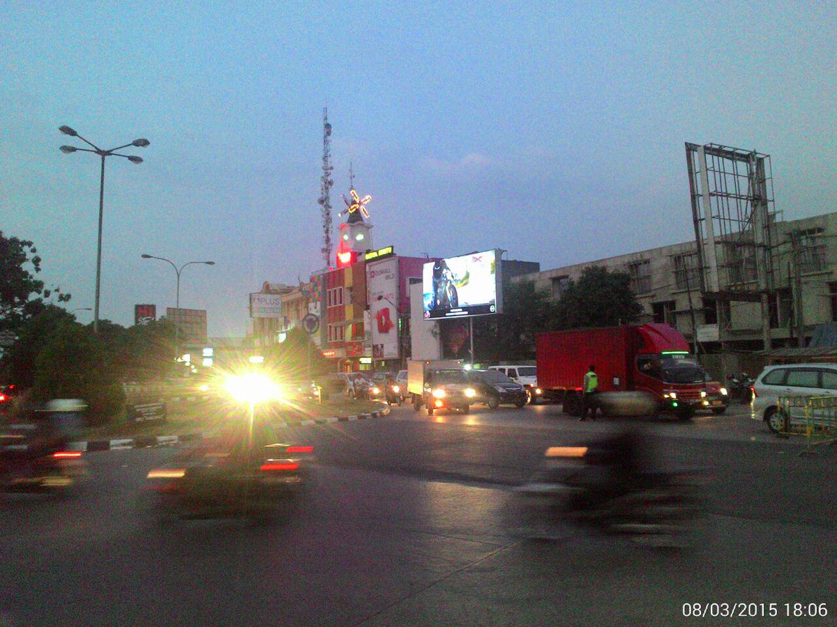 18.06 Lalin Bundaran Jatiasih menuju arah Sakura Regency terpantau padat.  <a href="/GoToJATIASIH/">JATIASIH And More !</a>