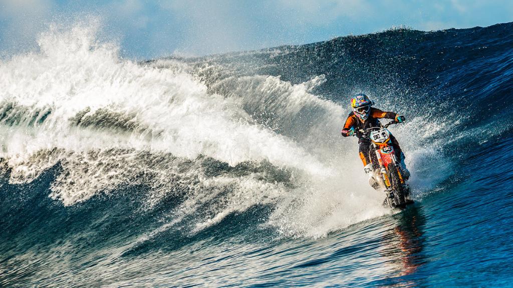 redbullESP's tweet photo. Gracias @RobbieMaddison por hacer realidad estas locuras http://t.co/6v7W1YoQHX Solo él podía surfear sobre una moto. http://t.co/AVXFaobThk