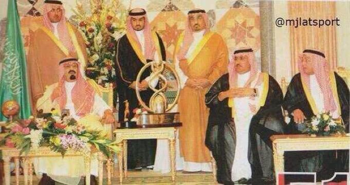 TheBest_RV's tweet photo. من أفضل رئيس مر على الاتحاد في رأيك ؟

#منصور_البلوي - رتويت -

#عادل_جمجوم - مفضله - http://t.co/jIwCcTYi5Y