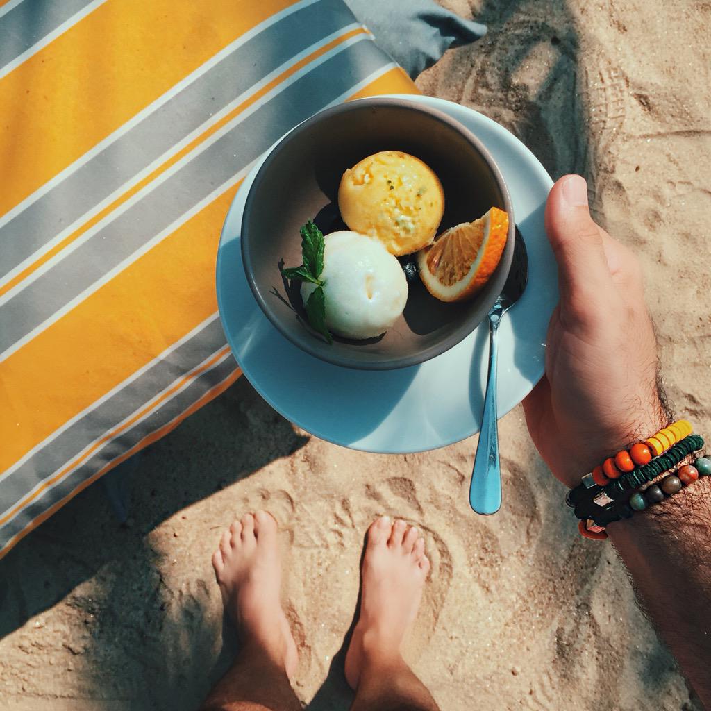 koraycaner's tweet photo. summer essentials 💛 yaz kumsalda güzel 😌 Bodrum mandalinası ve yeşil limon, sorbenin en "yaz" hali değil de ne.. http://t.co/2904rOOTkb