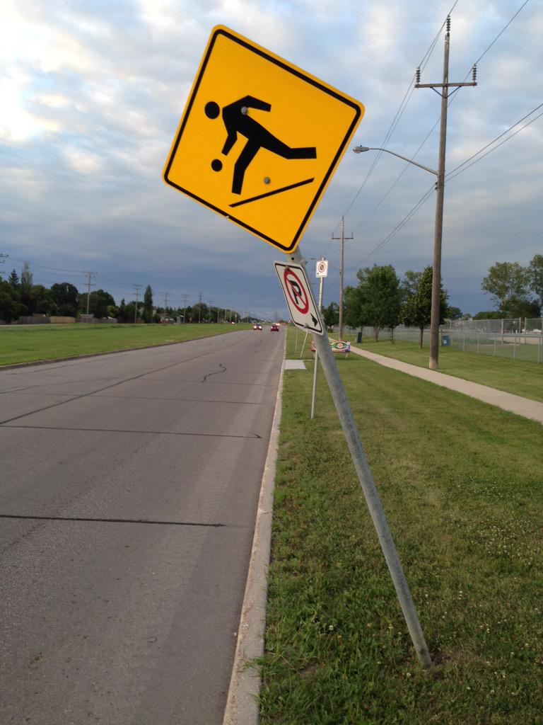Crookedsignwpg's tweet photo. @jbrowaty @cityofwinnipeg @Mayor_Bowman 
Gateway road just north of ragsdill - gets confusing with crooked signs 😭 http://t.co/iZCeHdqLro