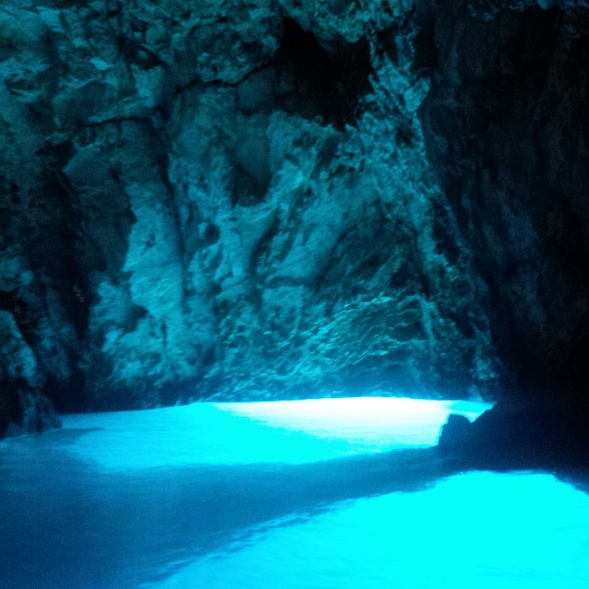 CarolineSpivak's tweet photo. Sailing the #Adriatic to the famous #BlueCave #ModraSpilja. Great way to spend a holiday @Visit__Croatia http://t.co/iEV2LNX6oH
