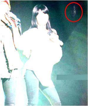 mandushot's tweet image. เข้าไปดูลิ้งค์ข่าวเกี่ยวไอดอลถ่ายติดวิญญาณของฮยอนอาไม่สาดแสงนี้ธรรมดานะแต่พอสาดแสงทีรู้เรื่องเลย #เรื่องสยองสองบรรทัด