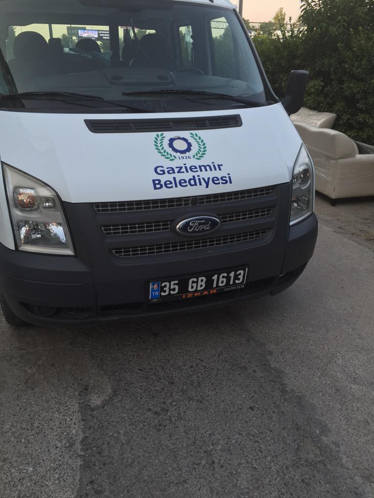 Belediye aracı ile ev taşıyorlar  bide yolun ortasına park etmişler