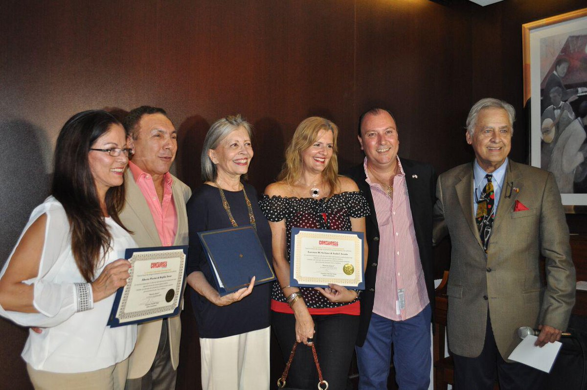 Fotos del cover junio julio nuestro director Pancho Tosta Junto su esposa y amigos #conexionesinternacional