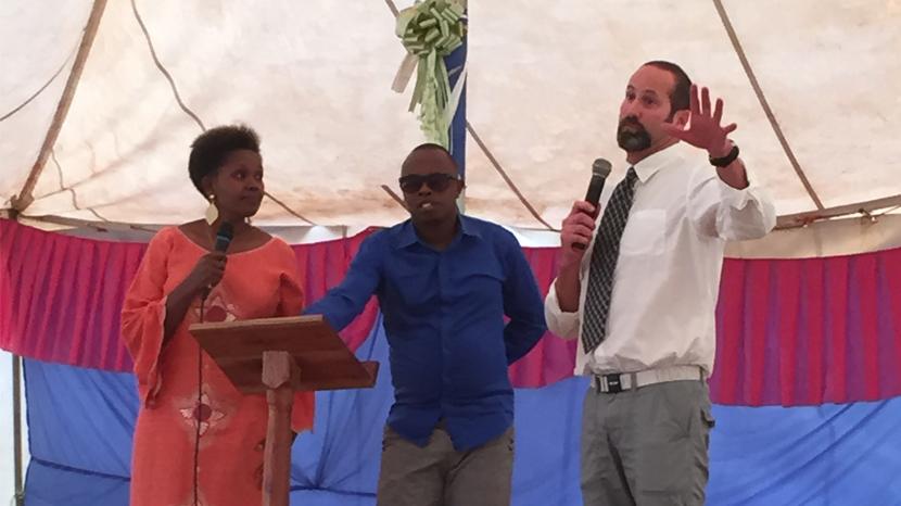 Rwanda Mission Team | Part 1 riverweststories.org/2015/08/03/rwa…