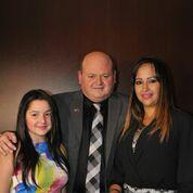 Cover Junio Giamfranco Napolitano Junto a su esposa e hija #conecionesinternacional #sieresfelizestasaqui