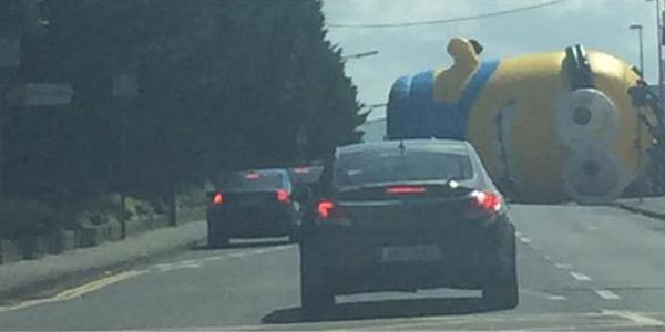Minion inflável gigante provoca caos após cair em rodovia na Irlanda glo.bo/1IHugH3 #PlanetaBizarro #G1