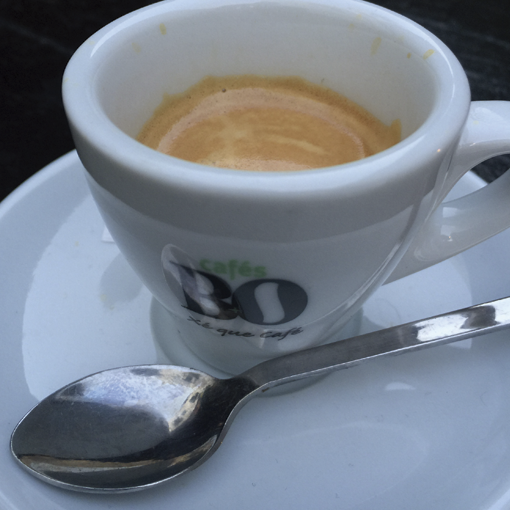 CafesBO's tweet photo. #locosporelcafe 
Coca-Cola es la bebida + vendida de mundo. Se consume 1.6b al día, de cafés, 1.7 billones! http://t.co/oESrXG8DB7