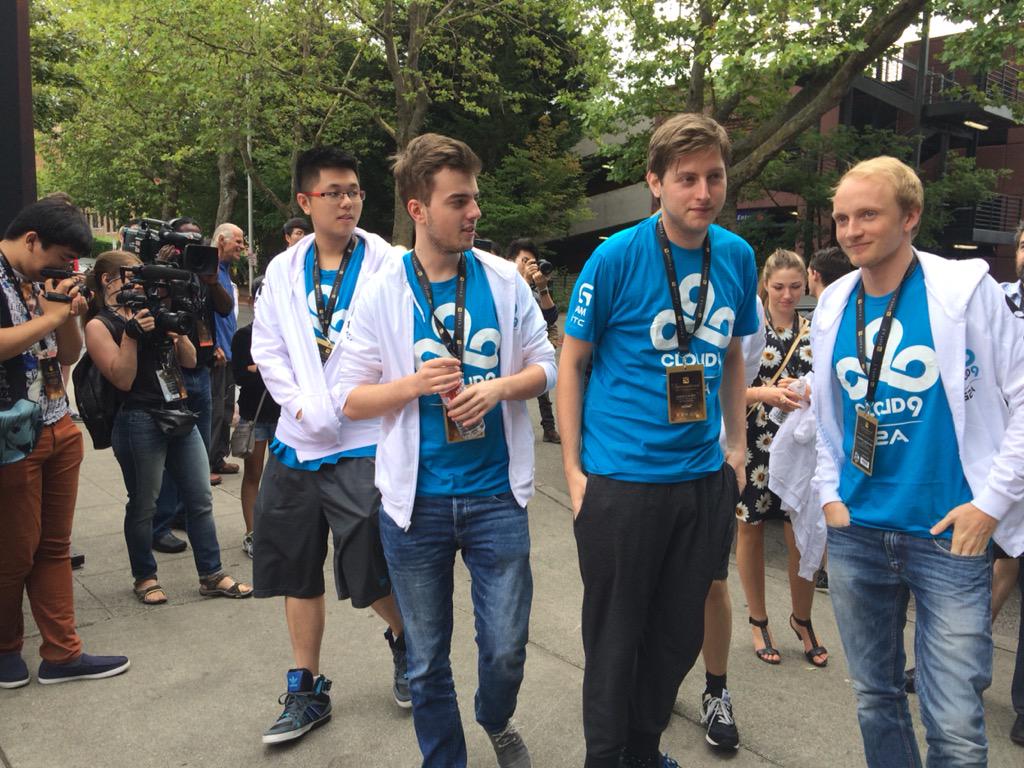 CLf92uDUwAAGNrr.jpg:large