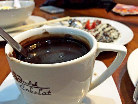 Cokelat di @GerobakCokelat Makassar itu rasa Indonesia banget karena hasil olahan cokelat asli Indonesia. Mari dicoba